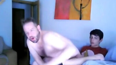 Парень трахает толстого мужика в гей порно